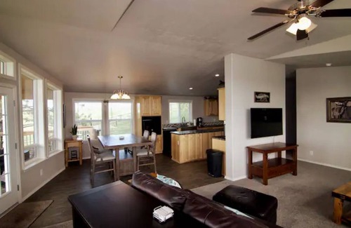Roberts House | Cooney Reservoir Getaway