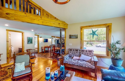 Roxbury Cabin | Coos Canyon- Firepit, Swimming Hole & Dog-Friendly
