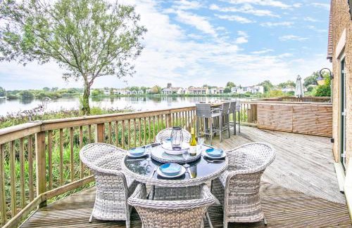 Cirencester House | Coot Cottage - holiday house with fantastic lake views