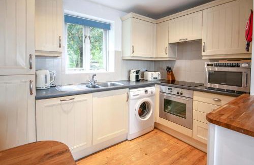 Cirencester House | Coot Cottage - holiday house with fantastic lake views