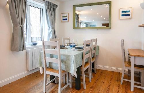 Cirencester House | Coot Cottage - holiday house with fantastic lake views