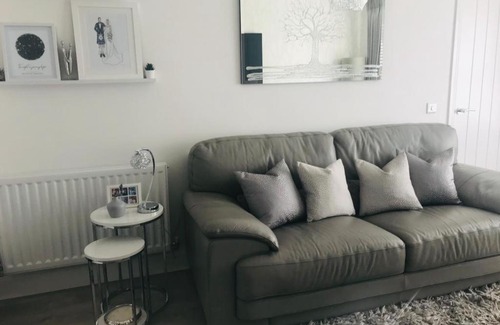 Glasgow House | cop 26 full house for rent with private parking