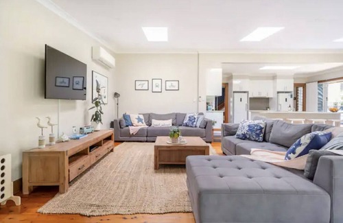 Copacabana House | Copa Capri-The Entertainer, Multiple Living Spaces, Flat 5 min Walk to Beach