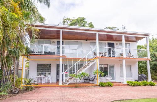 Corlette House | Copacabana 2 cute unit with water views from the balcony
