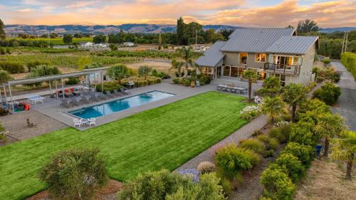 Sonoma House | Coplan Vineyards by AvantStay 10-Acre Estate w Pool Spa Bocce Designer Interiors