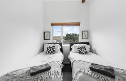 Porthtowan Apartment | Coppercroft Cottage - Stunning Coastal Home, Walk to Beach, Sleeps 4