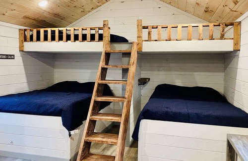 Winona Cabin | Copperhead Cabin #2. Direct trail access! Pet friendly