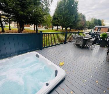 Allerthorpe House | Copse View Lodge with Hot Tub