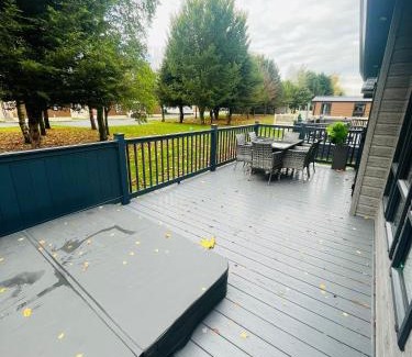 Allerthorpe House | Copse View Lodge with Hot Tub