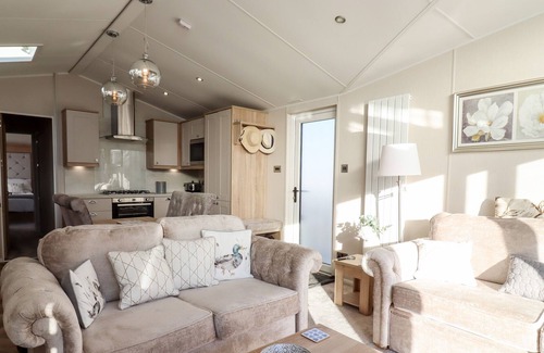 Saxmundham Cabin | COPSE VIEW, pet friendly, character holiday cottage in Saxmundham