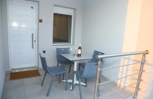 Paralia Ofryniou Apartment | Coral Boutique Apartments