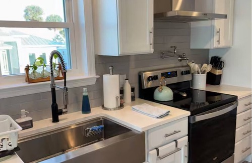 Jensen Beach Cottage | Coral Cottage~Family with kids~Pet Friendly~Stunning Views~pool~beach gear
