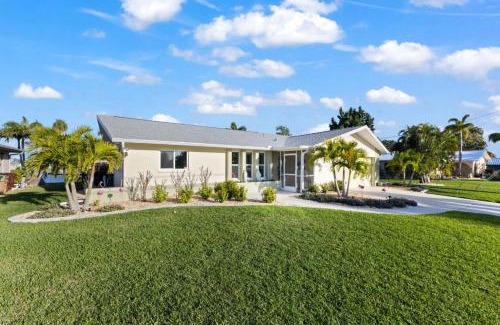 Caloosahatchee House | Coral Cove Cottage Centrally Located Waterfront