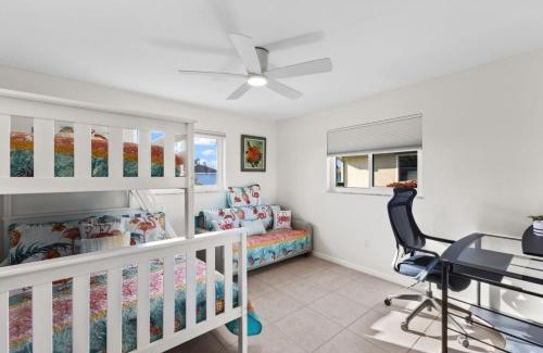 Caloosahatchee House | Coral Cove Cottage Centrally Located Waterfront