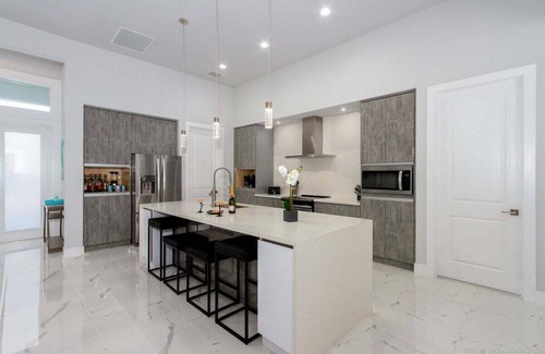 Trafalgar House | Coral Pearl- Modern New Construction Vacation Home