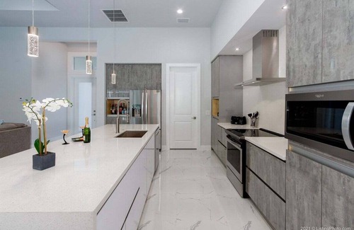 Trafalgar House | Coral Pearl- Modern New Construction Vacation Home