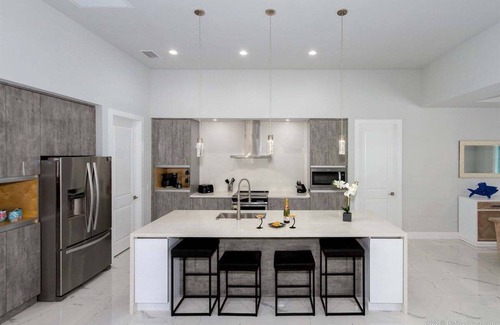 Trafalgar House | Coral Pearl- Modern New Construction Vacation Home