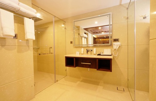 Kochi Hotel | Coral Reef Kochi - A Unit of Coral Isle Hotels
