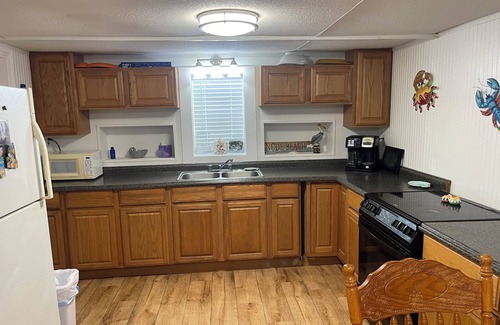 Matagorda House | "Coral Reef" waterfront home on a private road, lighted fishing pier, and wifi.