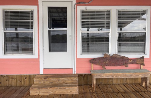 Matagorda House | "Coral Reef" waterfront home on a private road, lighted fishing pier, and wifi.