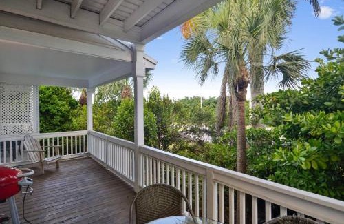 Key West Villa | Coral Villa by AvantStay Close 2 DT Key West Shared Pool Patio