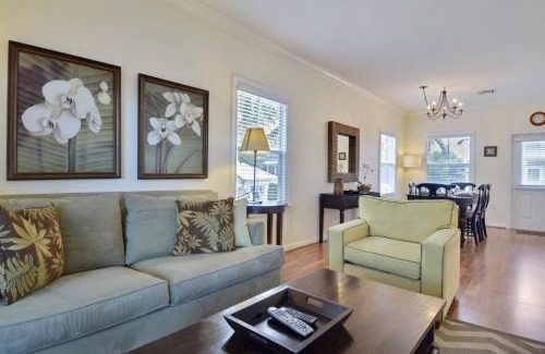 Key West Villa | Coral Villa by AvantStay Close 2 DT Key West Shared Pool Patio