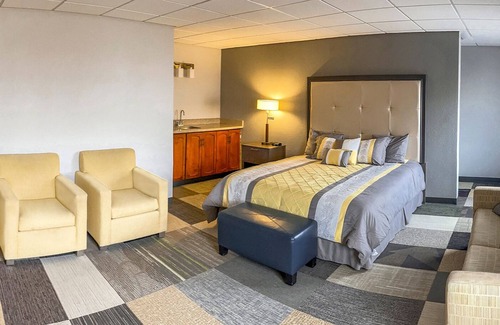 Fairfield Hotel | Coratel Inn by Jasper Iowa Fairfield - Deluxe 1 King Suites with Sofa Bed NS