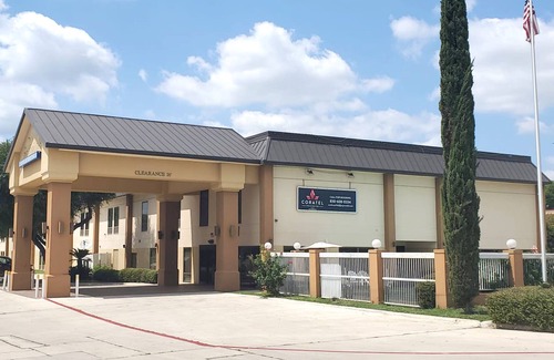 New Braunfels Hotel | Coratel Inn & Suites By Jasper New Braunfels IH-35 EXT 189- 1 King Bed NS