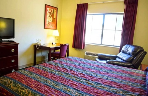 College Hill Hotel | Coratel Inn & Suites by Jasper Wesley-Standard 1 King Bed Non-Smoking