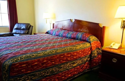 College Hill Hotel | Coratel Inn & Suites by Jasper Wesley-Standard 1 King Bed Non-Smoking