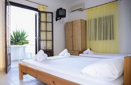 Agioi Deka House | Corfu Room