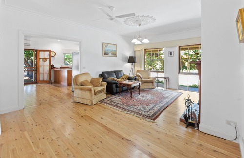 Mansfield Cottage | Cork Oak Cottage: 3 BR, 2 BA Cottage in Mansfield, Sleeps 6