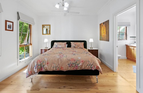Mansfield Cottage | Cork Oak Cottage: 3 BR, 2 BA Cottage in Mansfield, Sleeps 6