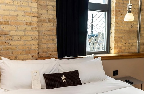 Fifth Ward Hotel | Corner Alcove King Room at The Iron Horse Hotel, Pet-friendly!