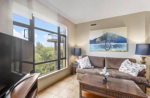 South Pandosy Apartment | Corner Apartment with Lake View 518