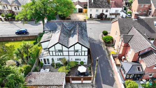New Forest District House | Corner Cottage - character, charm, great location.