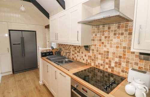 Llys Y Fran Cottage | CORNER COTTAGE, pet friendly, with pool in Maenclochog