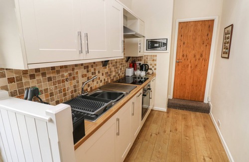 Llys Y Fran Cottage | CORNER COTTAGE, pet friendly, with pool in Maenclochog