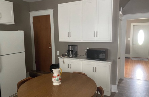 Taylorville House | Corner Cottage near to downtown!