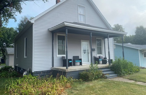 Taylorville House | Corner Cottage near to downtown!