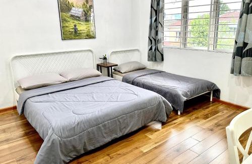 Bandar Tun Razak House | Corner Homestay with Garden and Private Parking
