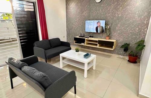 Bandar Tun Razak House | Corner Homestay with Garden and Private Parking