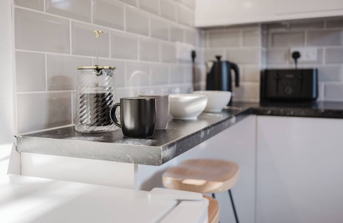 Cheltenham House | Corner House - Bright 2BD in Cheltenham