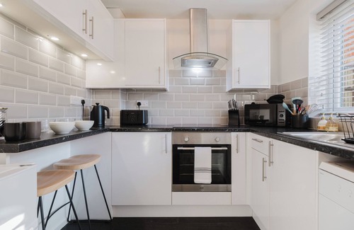 Cheltenham House | Corner House - Bright 2BD in Cheltenham