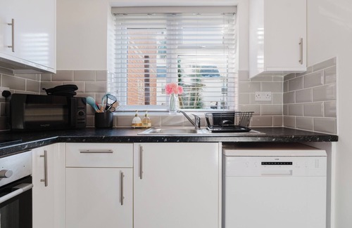 Cheltenham House | Corner House - Bright 2BD in Cheltenham