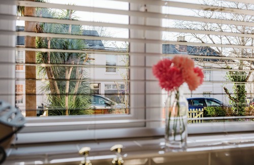 Cheltenham House | Corner House - Bright 2BD in Cheltenham