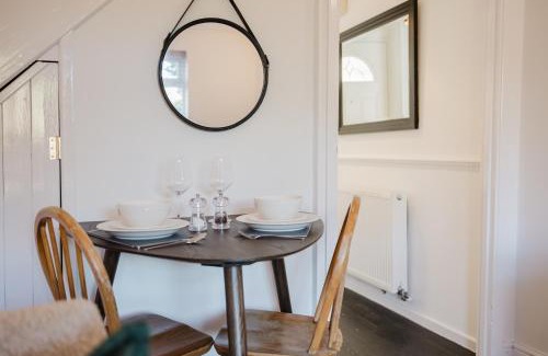 Cheltenham Apartment | Corner House - Bright 2 Bed in Cheltenham