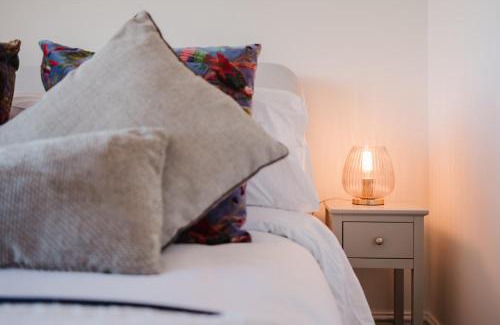 Cheltenham Apartment | Corner House - Bright 2 Bed in Cheltenham