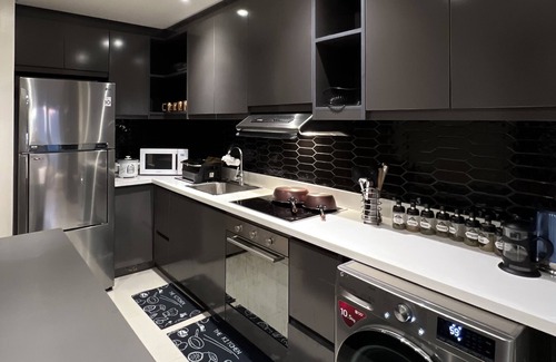 Bonifacio Global City Apartment | Corner Industrial 1BR Executive Suite + BGC City View