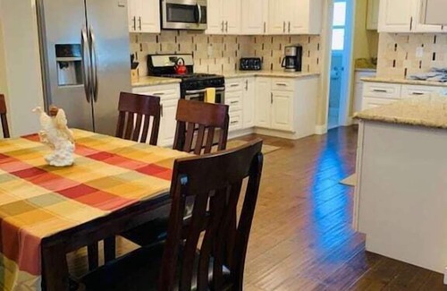 Hermosa Village House | Corner Lot Private House Near Disneyland | Private Hot Tub | Quiet Neighborhood